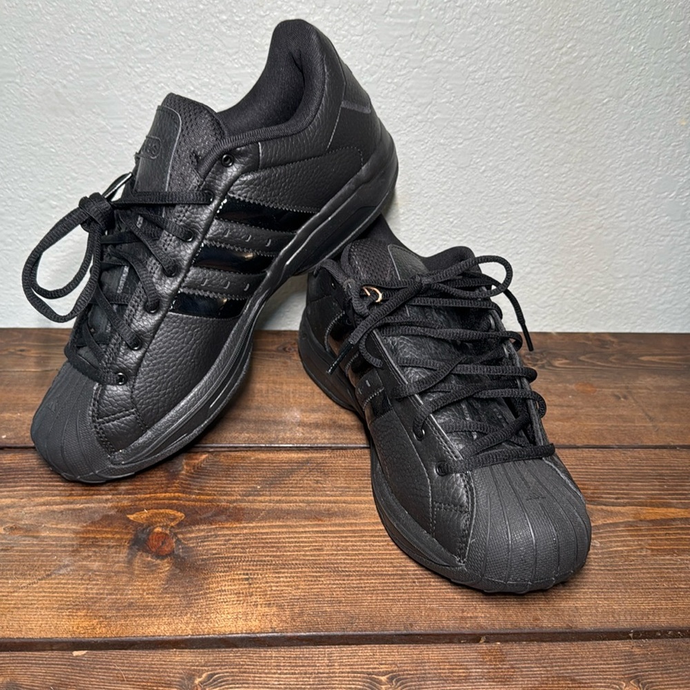 Pro Model 2G Low Triple Black Adidas’s 
Men size 7.5